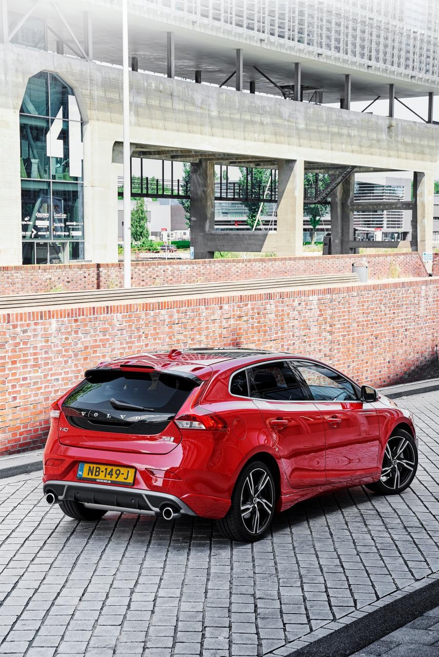  Volvo V40 T4 R-Design 2016 года  (WW) (фото 6 из 13)